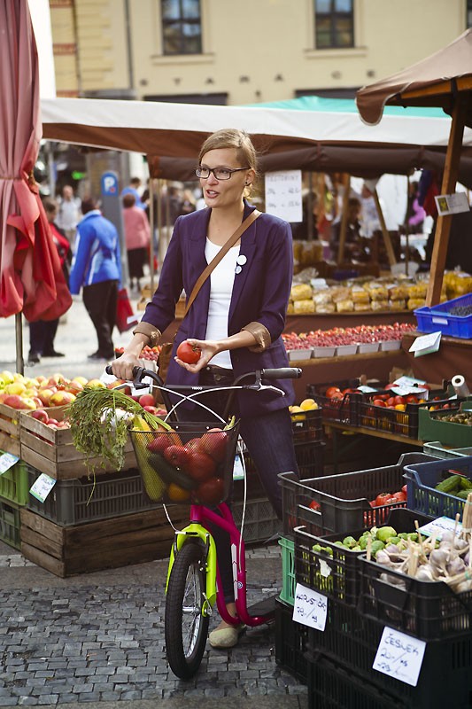 Yedoo new City mit Korb beim Einkaufen. Tretroller für Erwachsene und Kinder