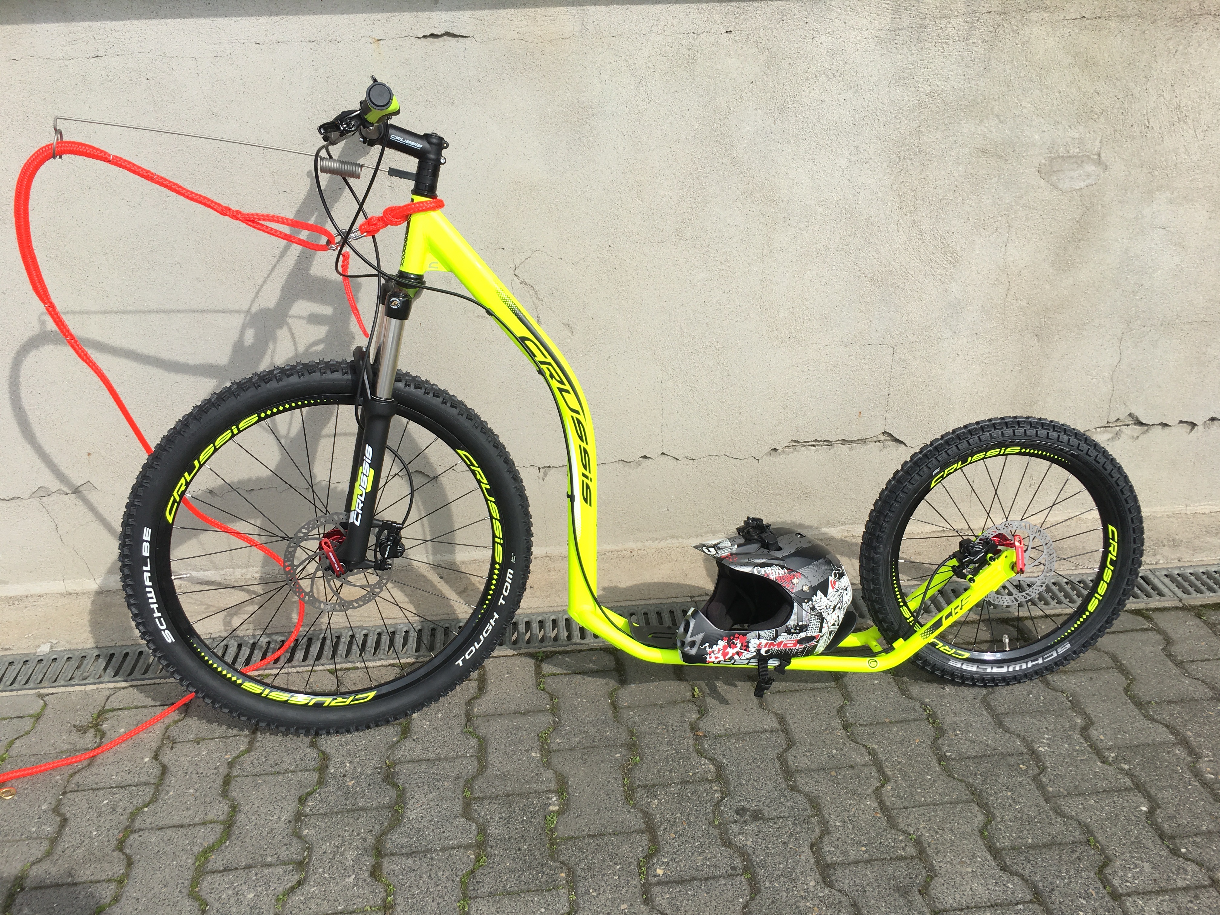 Dogscooter Crussis Cross mit Bikeantenne, Bikeschlupf mit Panikhaken und Zugleine mit Ruckdämpfer